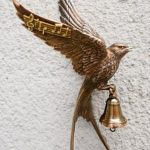 На фасаді Міністерства закордонних справ України відкрили міні скульптуру «Щедрик»