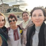 Українки на Мальті роздають листівки із світлинами українських розбитих міст