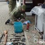 У Тернополі поліцейські встановлюють походження цілого арсеналу, який знайшли у молодика