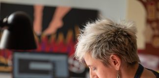 Олена Каїнська навчилася малювати сама і стала однією з найзатребуваніших художниць
