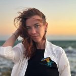 Льоля Філімонова під час повітряних тривог у сховищі вишивала рушники