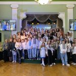 У Тернополі класний керівник зворушливо привітав матерів його учнів