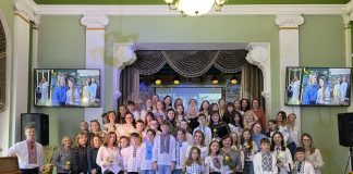 У Тернополі класний керівник зворушливо привітав матерів його учнів