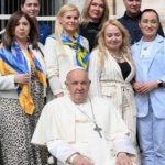 Українки добилися аудієнції Папи Римського, після чого він переглянув фільм про Маріуполь