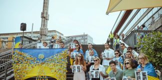 Українки показують світу ангелів з мережива, щоб нагадати про загиблих дітей