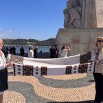 Доторкнутися до українського рушника підходили сотні туристів зі всієї планети