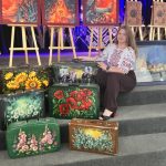 Студентка з Тернопільщини розмалювала сторічні валізи