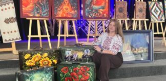 Студентка з Тернопільщини розмалювала сторічні валізи