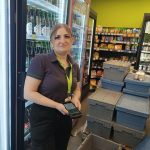 У Тернополі продавчиня сама купує продукти людям, яким не вистачає грошей