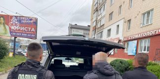 Житель Тернопільщини отримав від військового 2500 доларів за вплив на лікарів