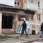 У пошкоджених будинках по вул. Стуса та 15 Квітня у Терноплі триває встановлення нових вікон 