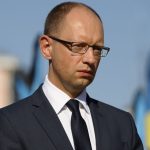 Тернопільська журналістка розповіла історію, як пудрила носа Арсенію Яценюку