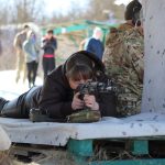 Жителів Тернопільщини запрошують вчитися поводженню зі зброєю і надавати домедичну допомогу