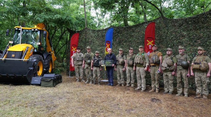 Сергій Надал передав на фронті для 44 бригади від Тернополя: екскаватор, квадрокоптери, зарядні станції