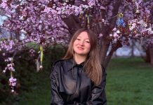 Манікюр не завада – студентка з Тернопільщини з 12 років доїть корів